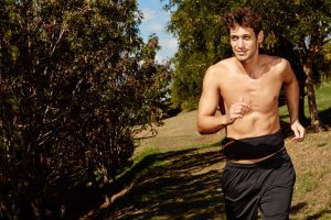 homme courant avec une ceinture abdominale