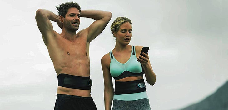homme et femme faisant du sport en exterieur avec leur ceinture abdominale