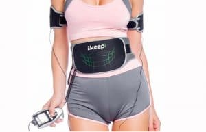 Femme portant une ceinture abdominale 