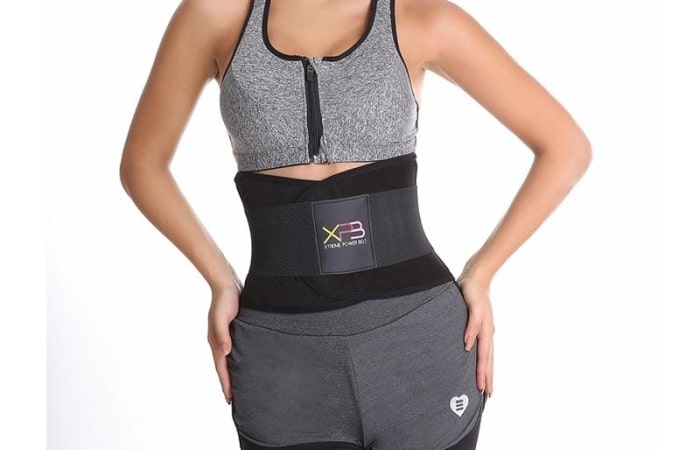 Jeune femme ayant enfilé une ceinture de sudation